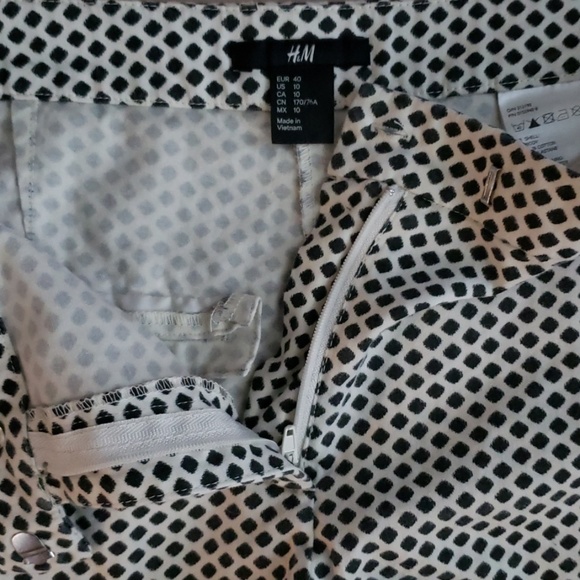 H&M PATTERN SHORTS - Picture 3 of 3